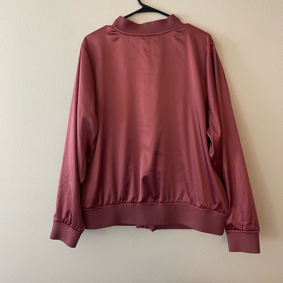 Gorgeous Torrid bomber jacket size 3 but fits more like XXL dusty rose color - Picture 4 of 4